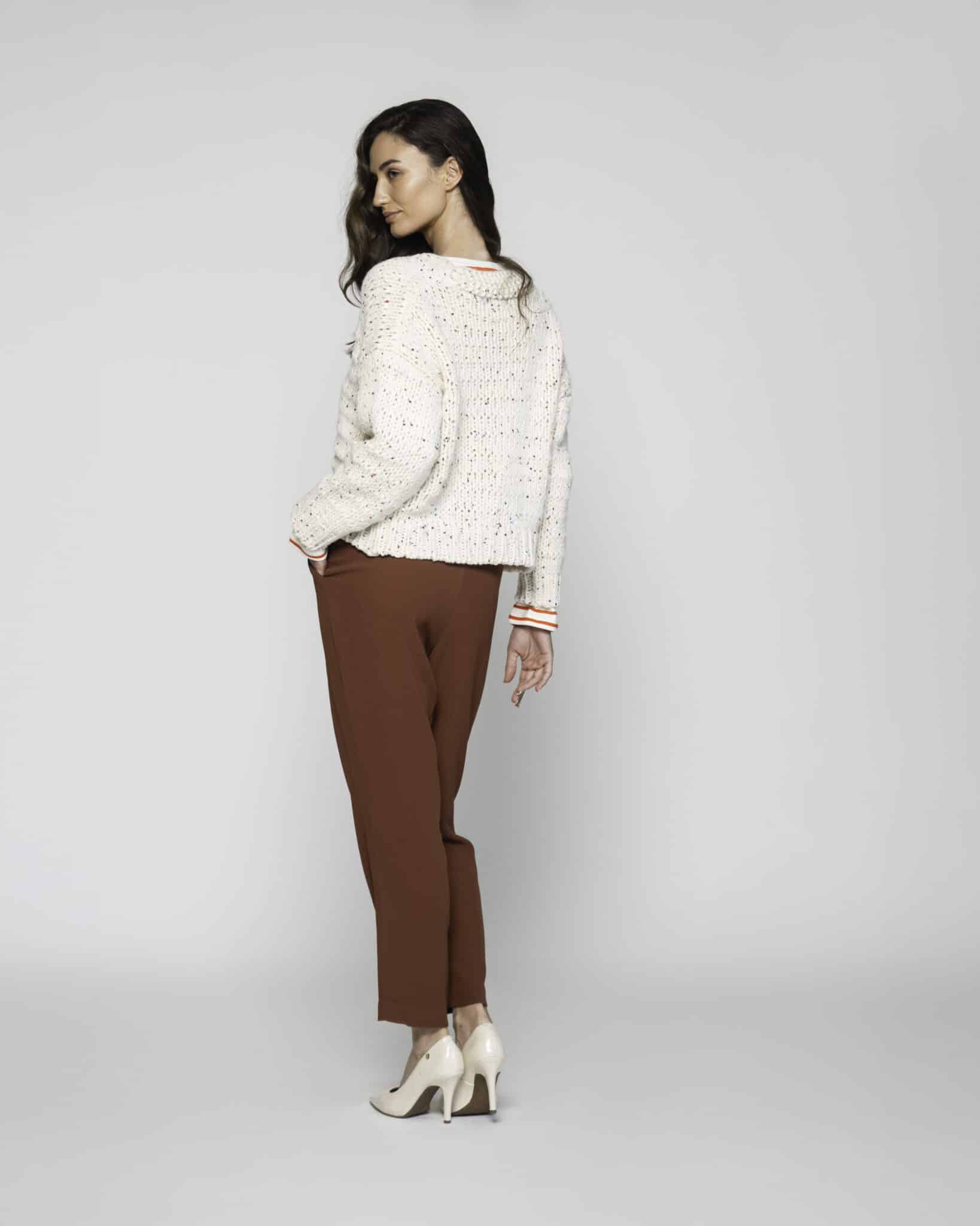 Sweater tejido color crudo con cordón cruzado en escote, modelo Formentera, vista frontal.