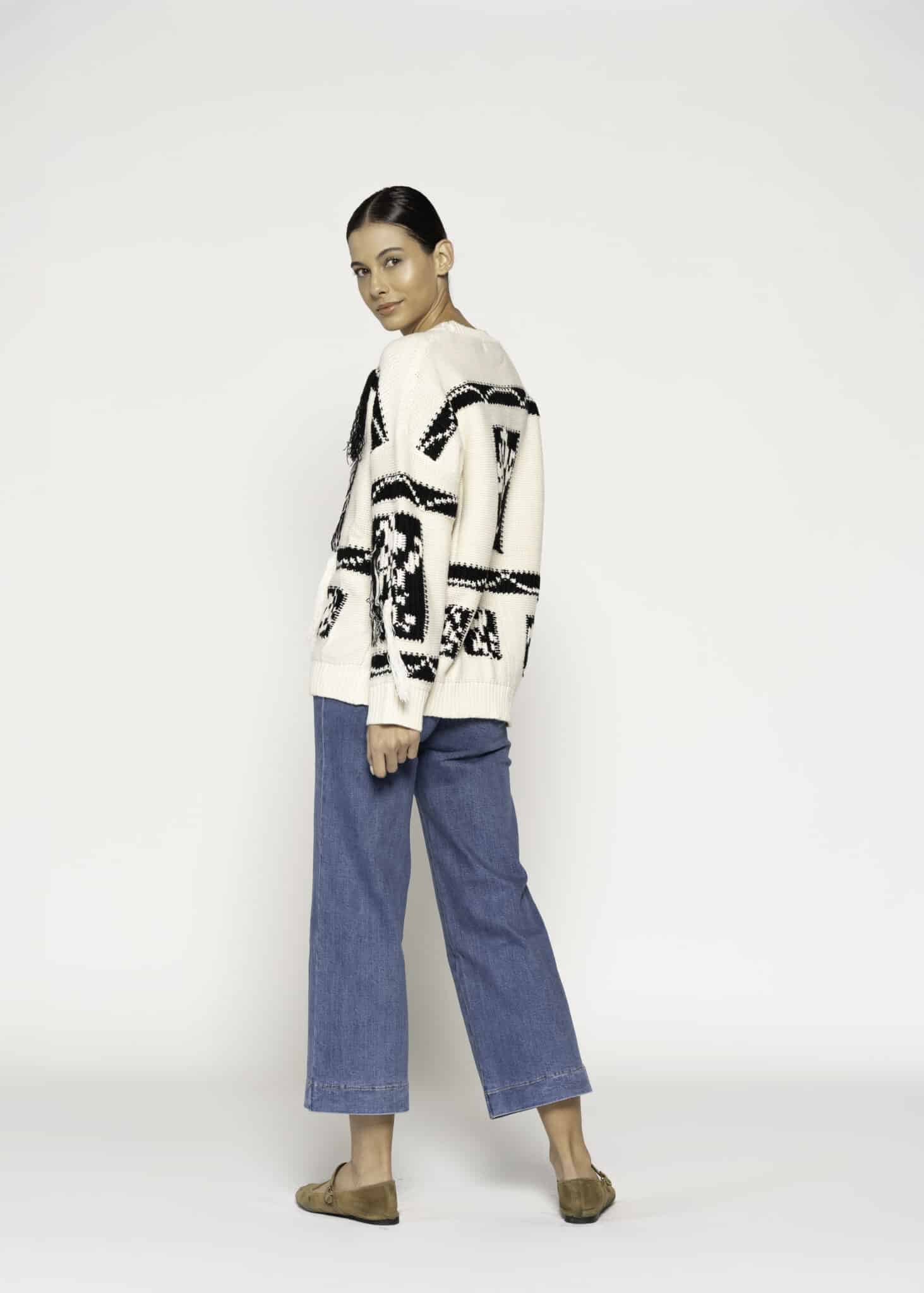 Sweater tejido crudo con diseño gráfico negro en frente y mangas, modelo Formentera, vista frontal.