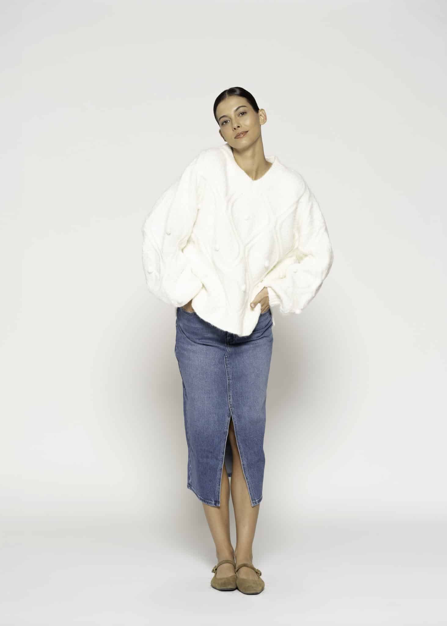 Sweater crudo con textura acolchada tipo rombo y cuello en V, modelo Formentera, frente.