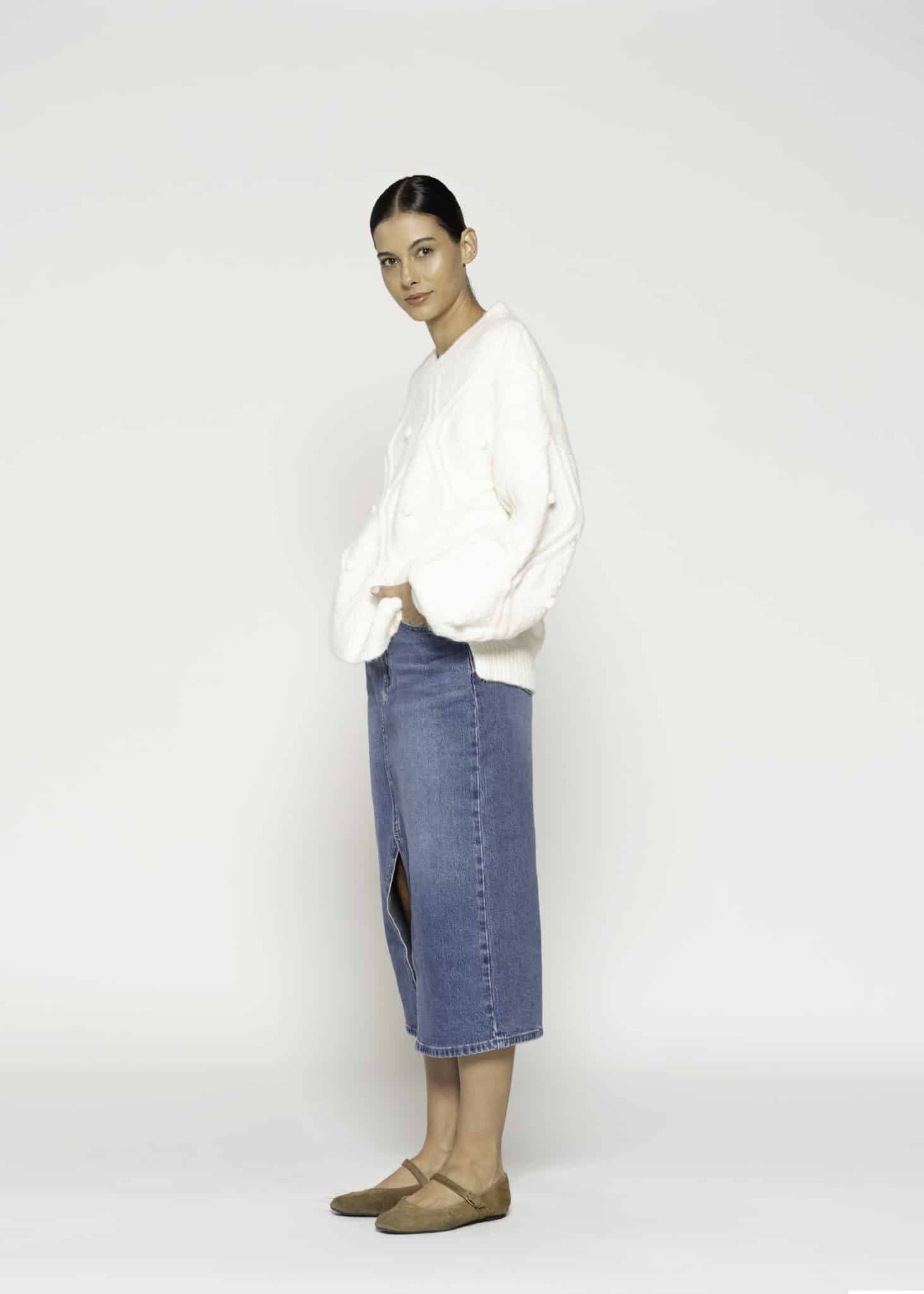 Sweater crudo con textura acolchada tipo rombo y cuello en V, modelo Formentera, frente.