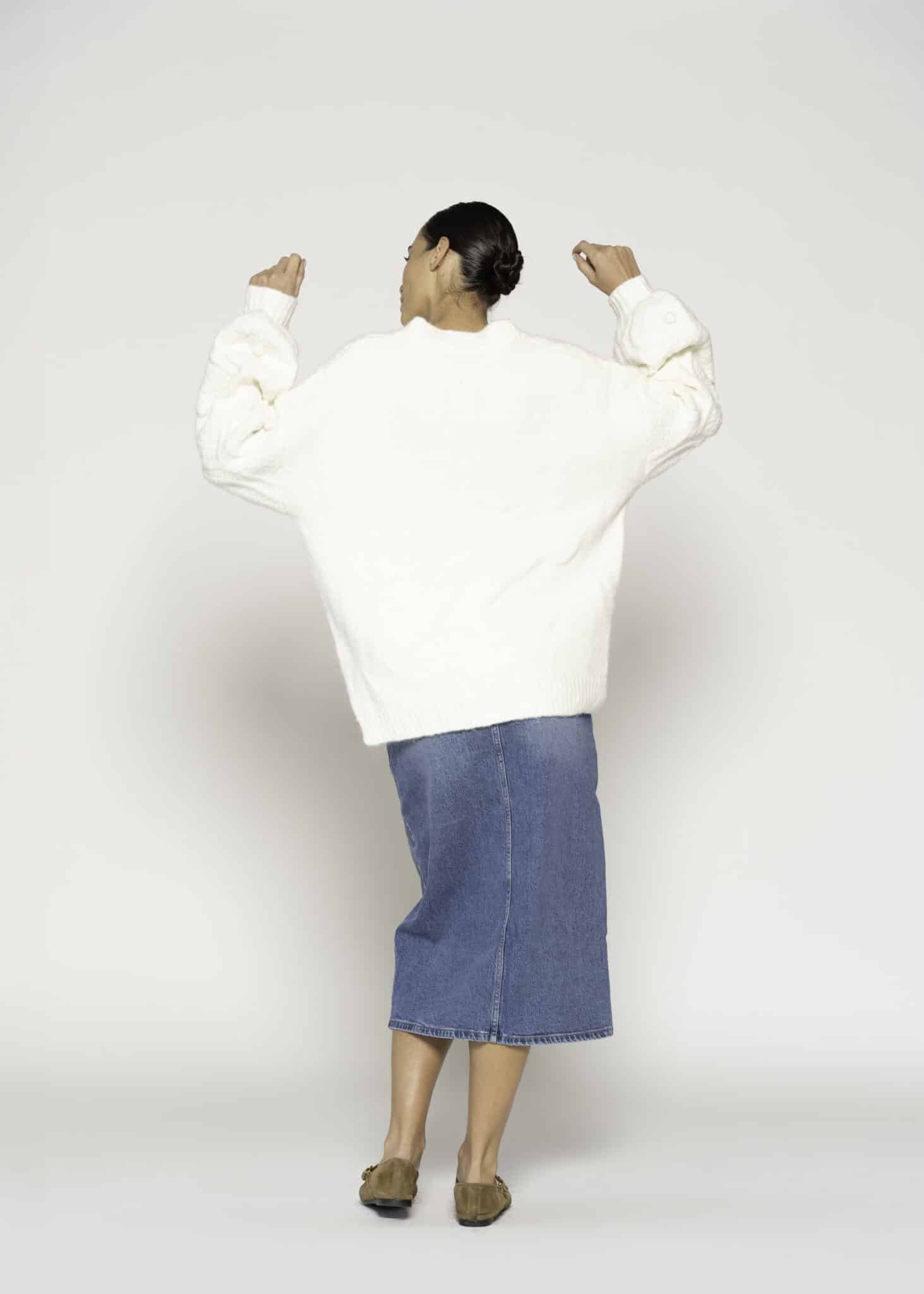 Sweater crudo con textura acolchada tipo rombo y cuello en V, modelo Formentera, frente.