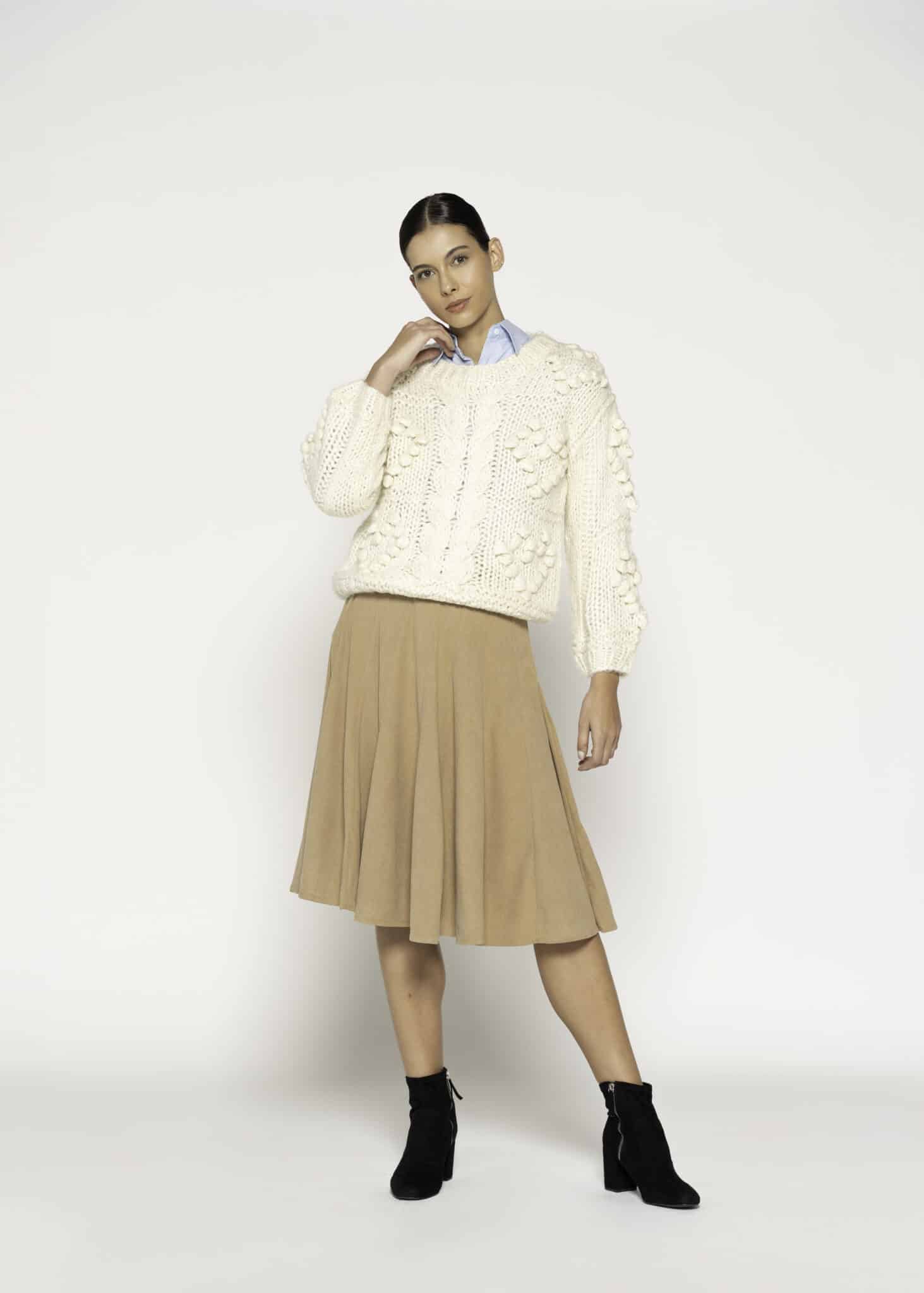 Sweater tejido crudo con trenzas en relieve y mangas amplias, modelo Formentera, frente.