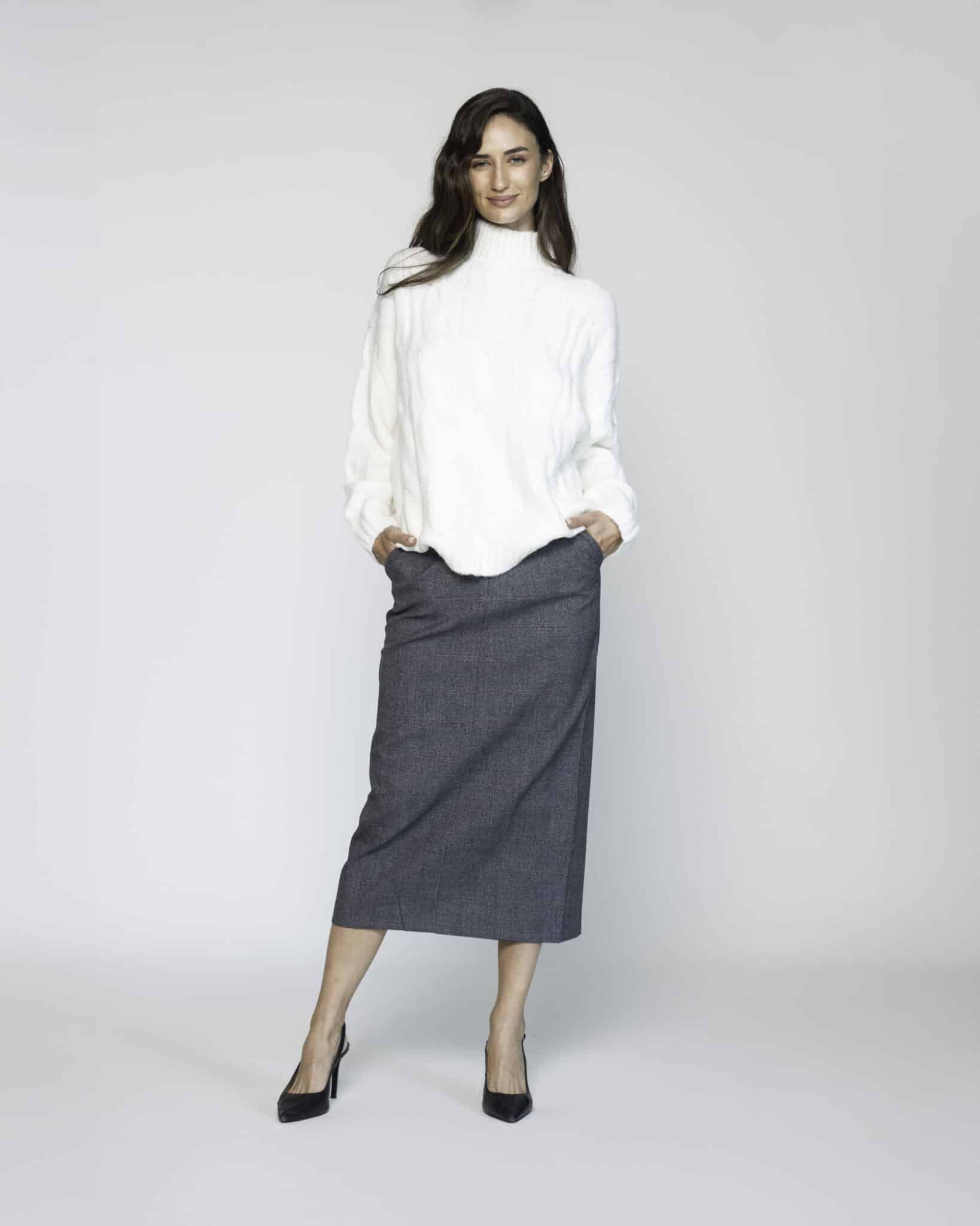Sweater blanco de cuello alto y mangas largas, modelo Formentera, vista frontal.