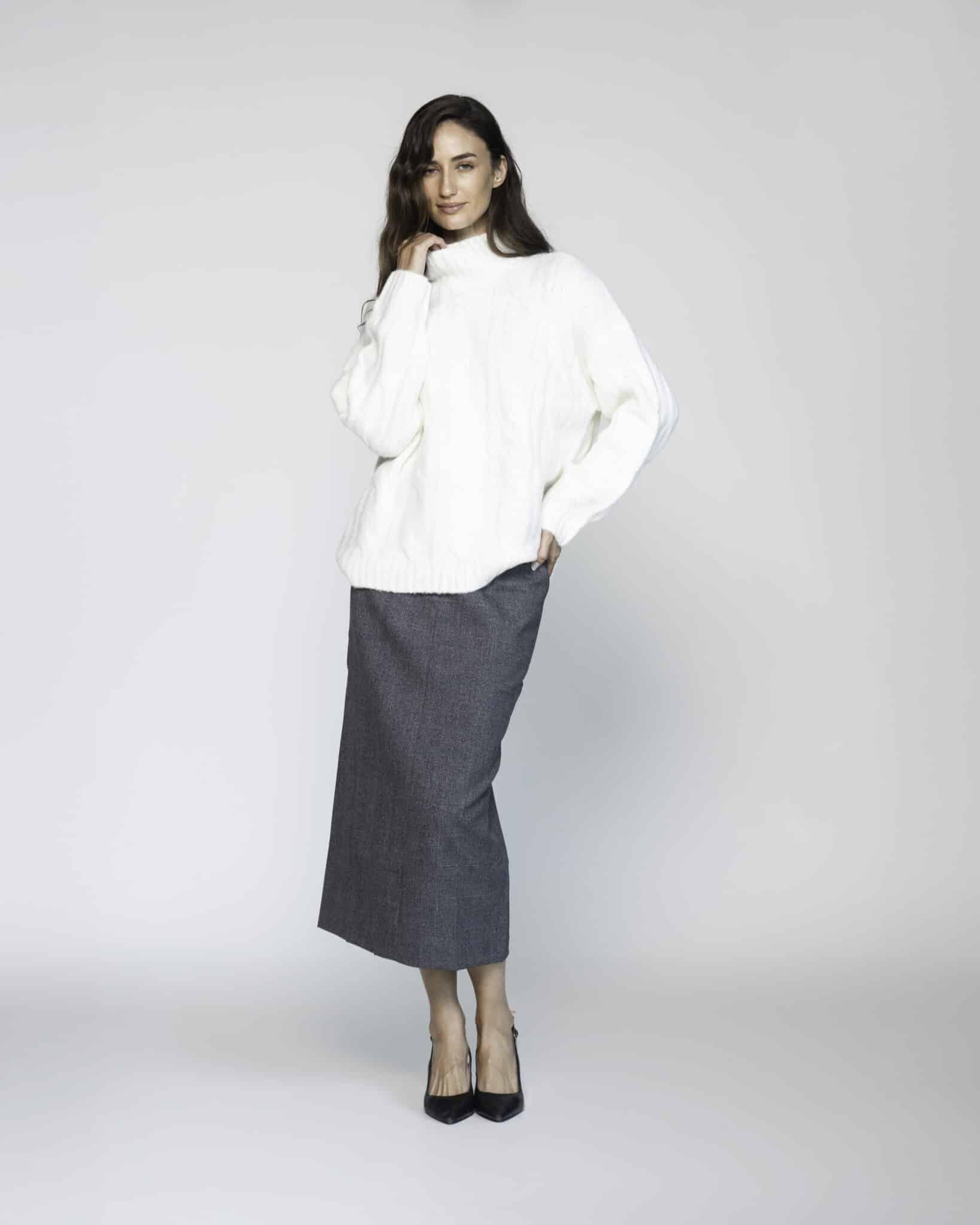 Sweater blanco de cuello alto y mangas largas, modelo Formentera, vista frontal.