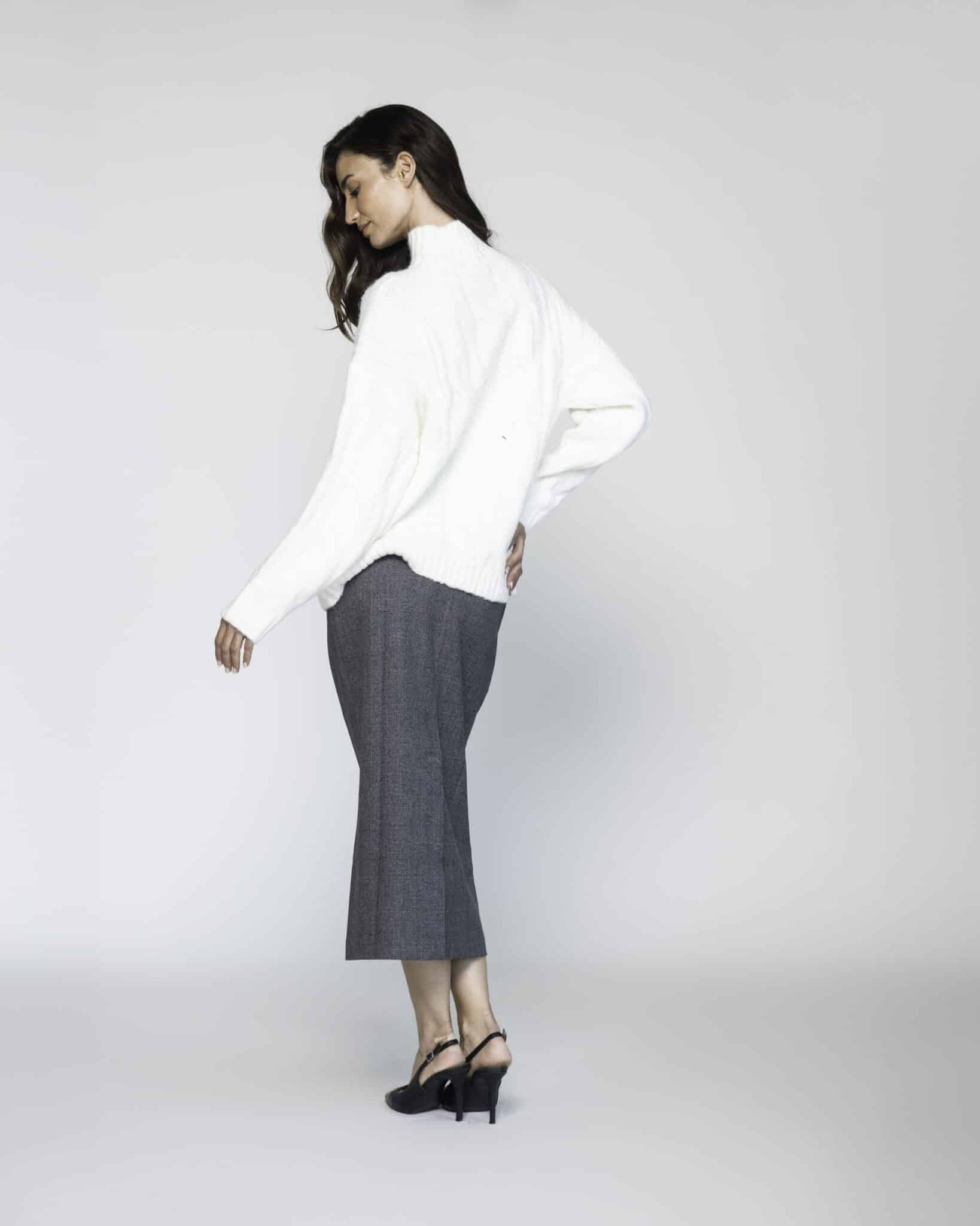 Sweater blanco de cuello alto y mangas largas, modelo Formentera, vista frontal.