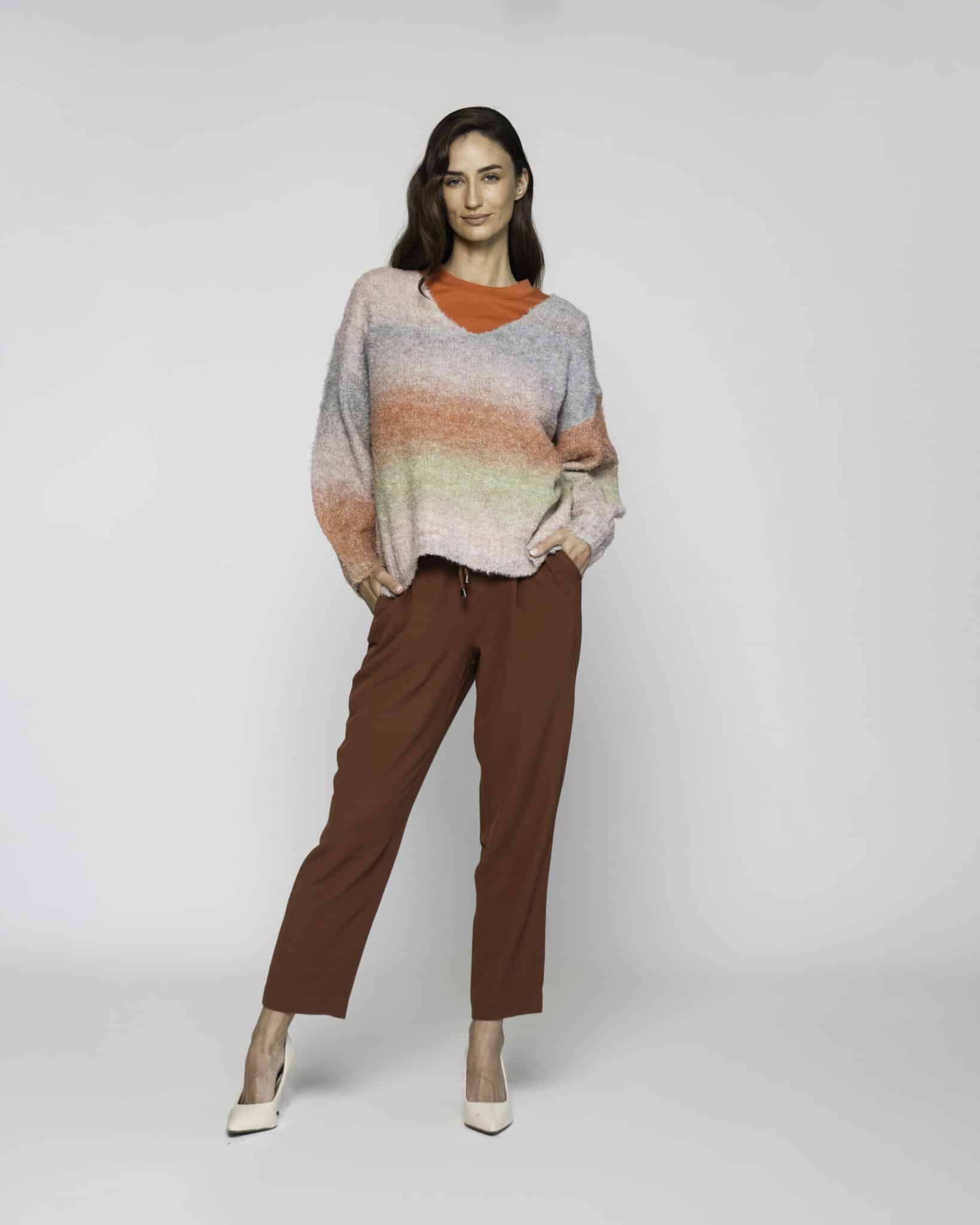 Sweater degradé multicolor con cuello en V, tejido suave tipo pelito, modelo Formentera, frente.