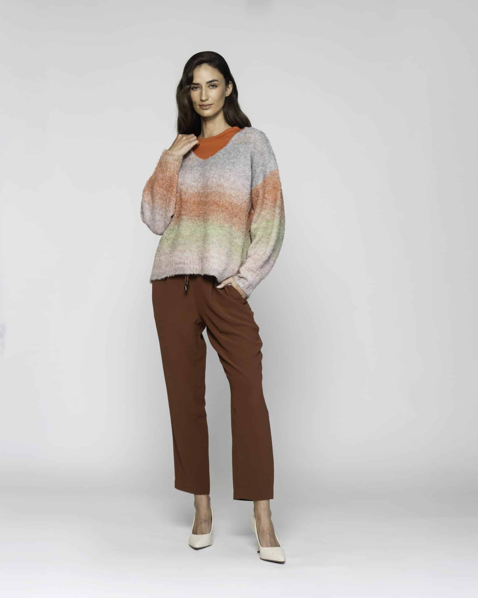 Sweater degradé multicolor con cuello en V, tejido suave tipo pelito, modelo Formentera, frente.