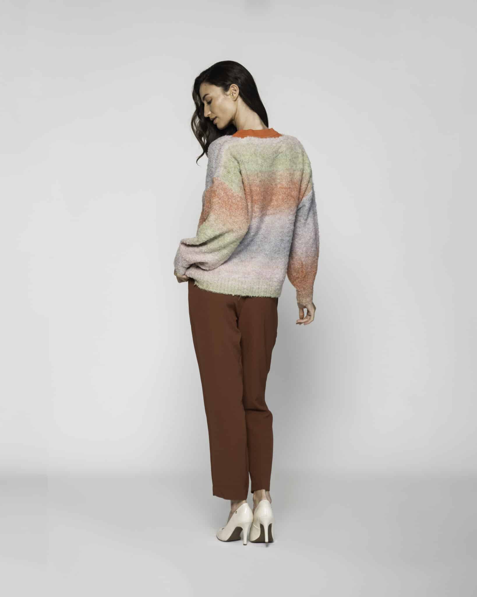 Sweater degradé multicolor con cuello en V, tejido suave tipo pelito, modelo Formentera, frente.
