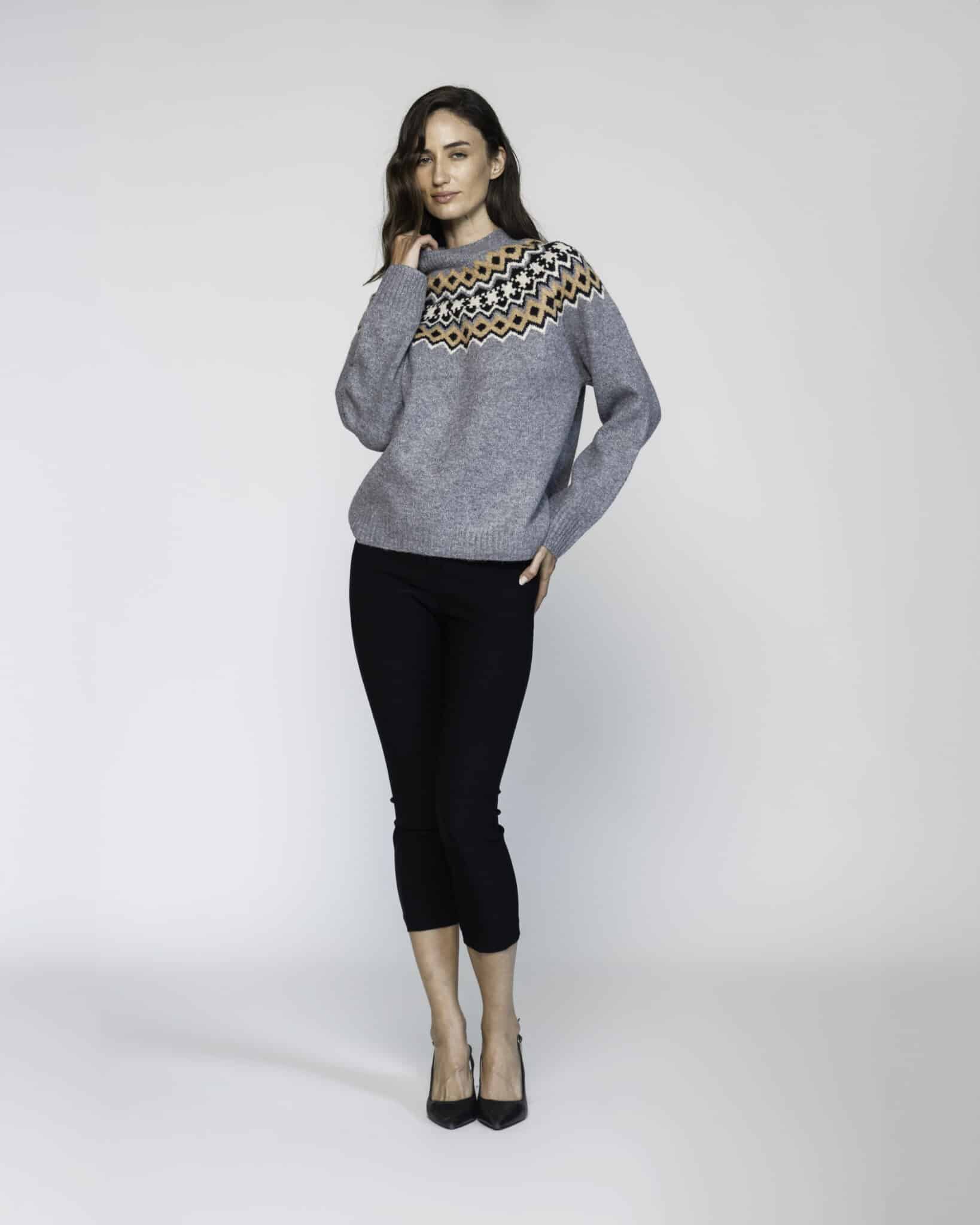 Sweater gris de punto con guardas geométricas en hombros en beige, negro y blanco, cuello alto, modelo Formentera.
