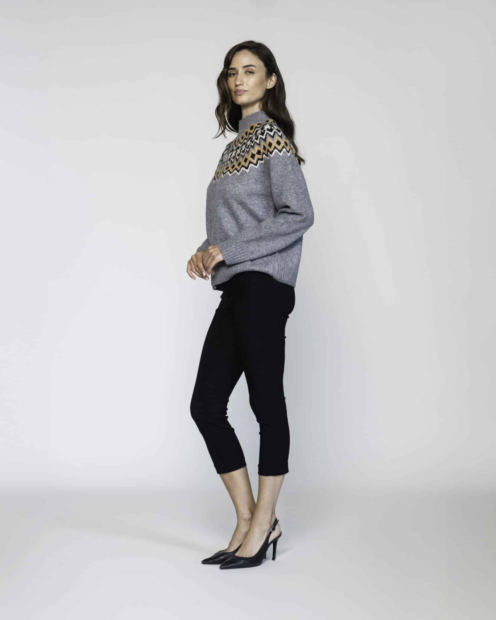 Sweater gris de punto con guardas geométricas en hombros en beige, negro y blanco, cuello alto, modelo Formentera.