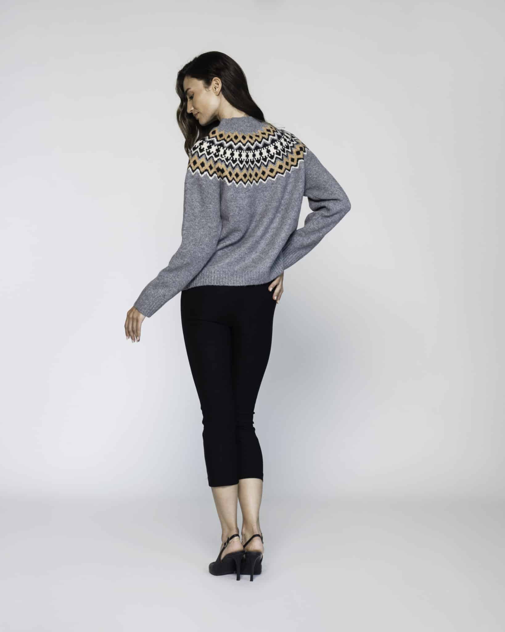 Sweater gris de punto con guardas geométricas en hombros en beige, negro y blanco, cuello alto, modelo Formentera.
