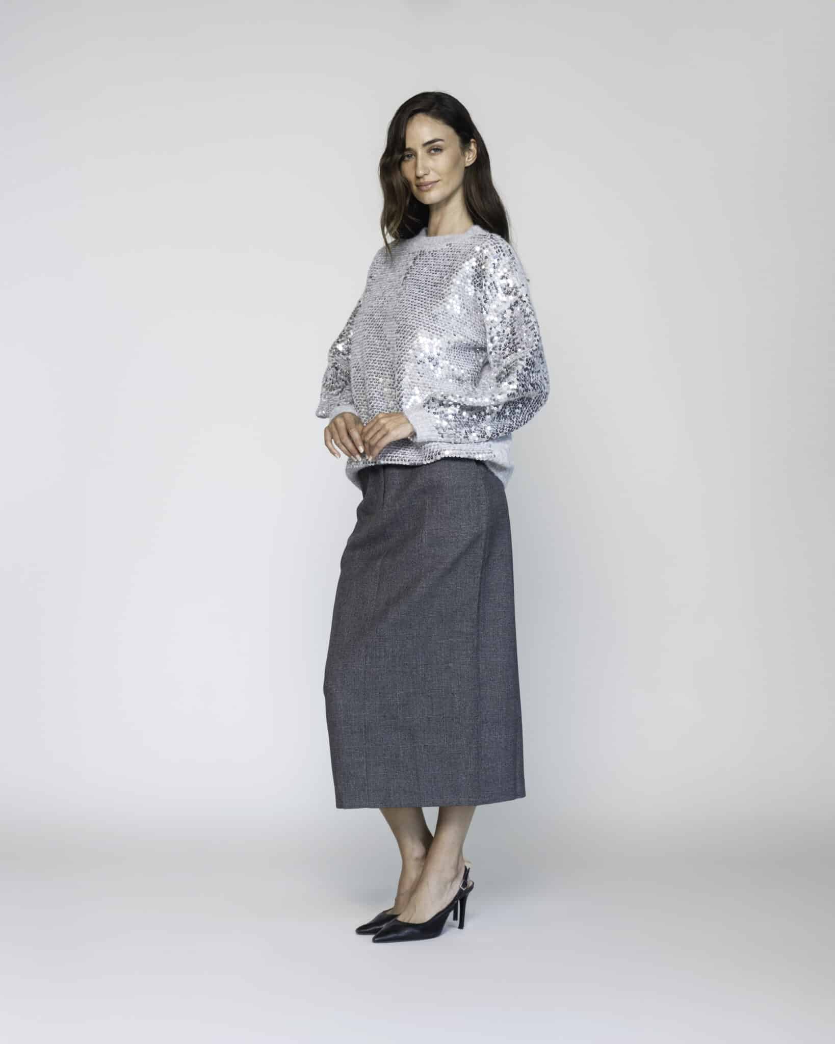 Sweater gris con mangas de lentejuelas plateadas, modelo Formentera, frente.
