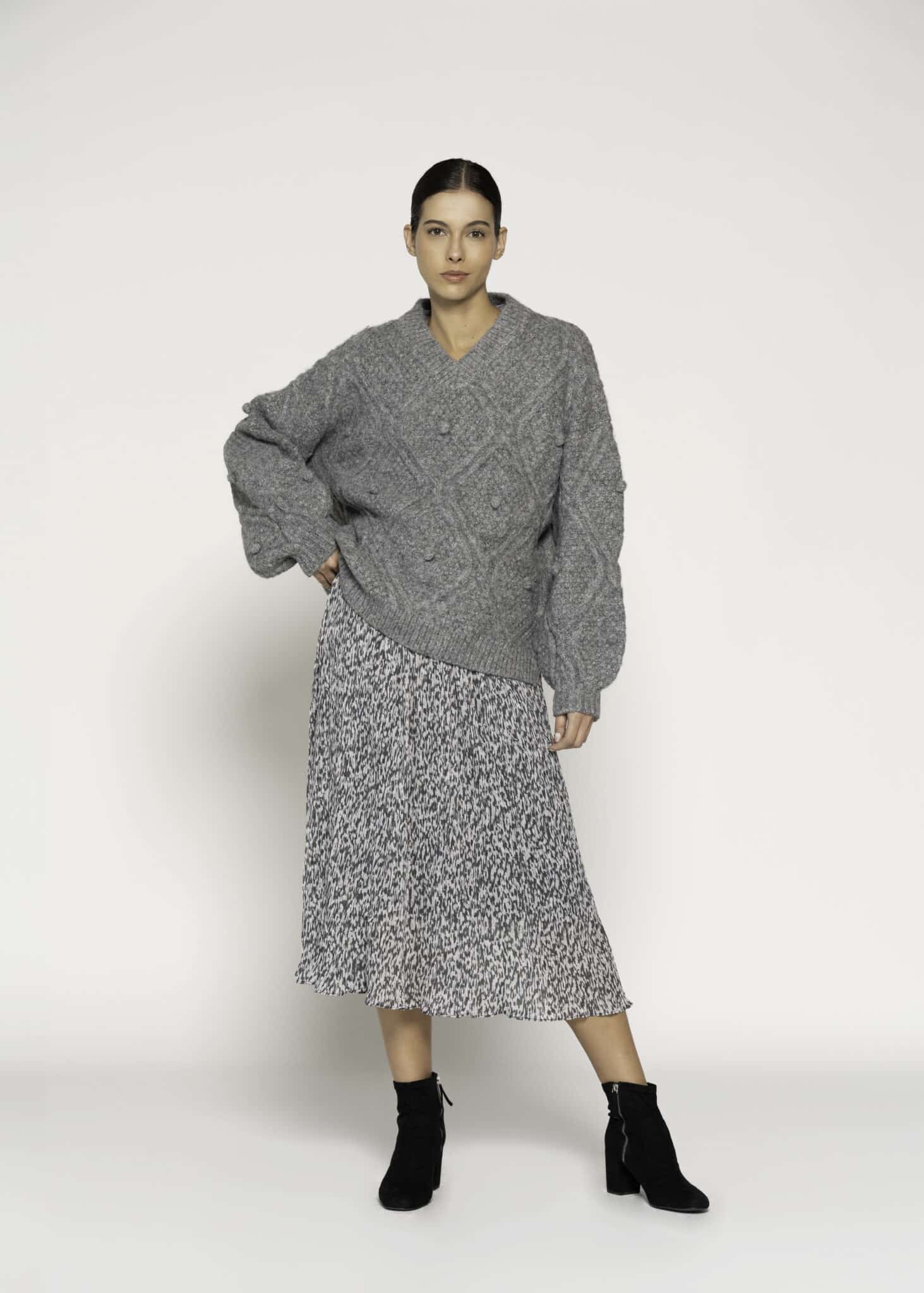 Sweater gris de tejido grueso con textura trenzada y cuello en V, modelo Formentera, frente.