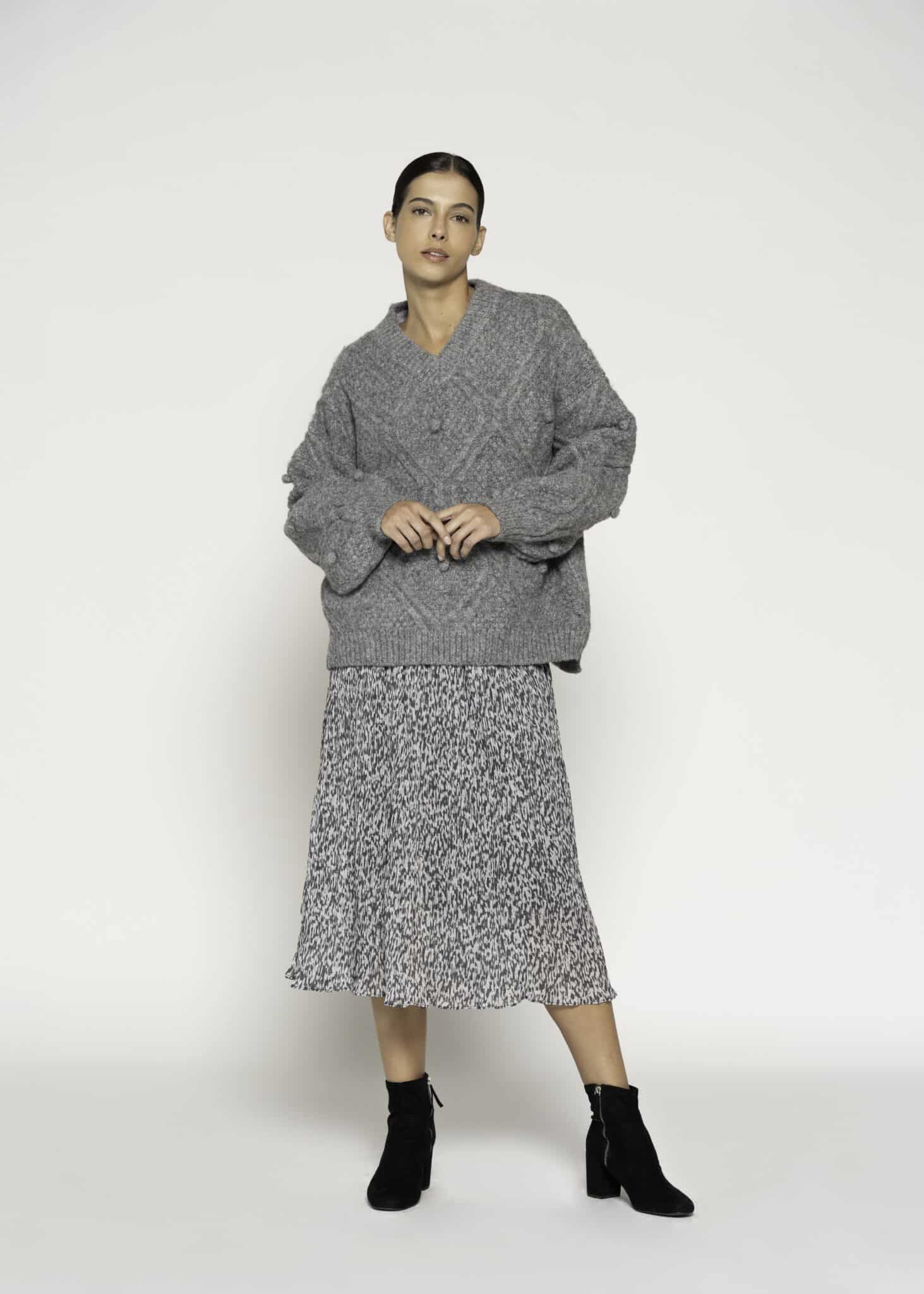 Sweater gris de tejido grueso con textura trenzada y cuello en V, modelo Formentera, frente.