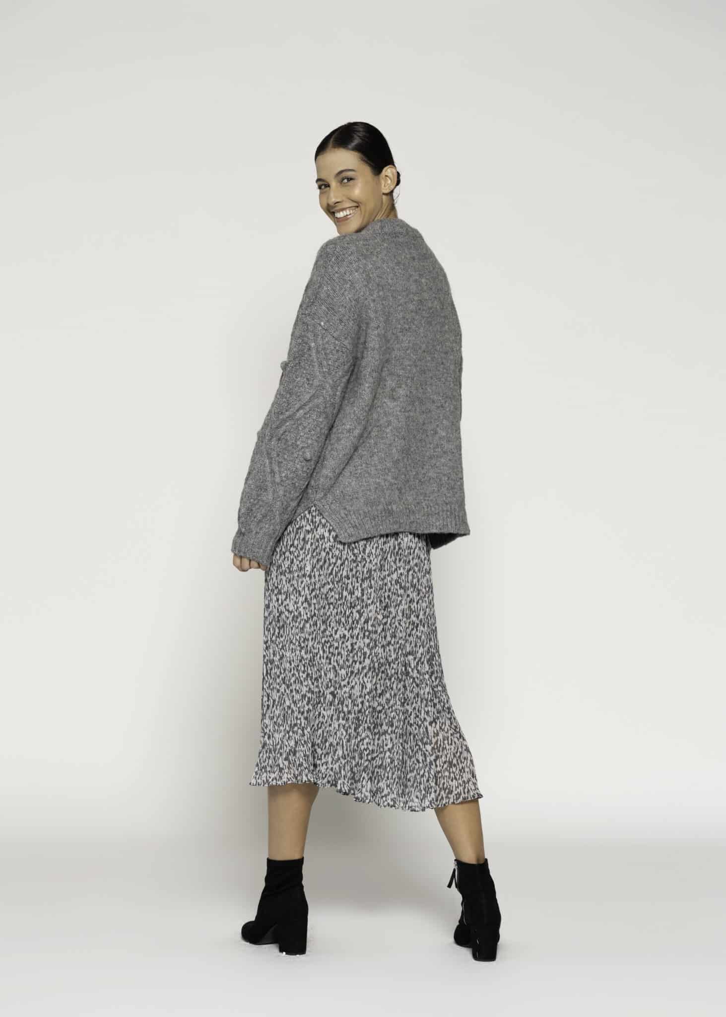 Sweater gris de tejido grueso con textura trenzada y cuello en V, modelo Formentera, frente.