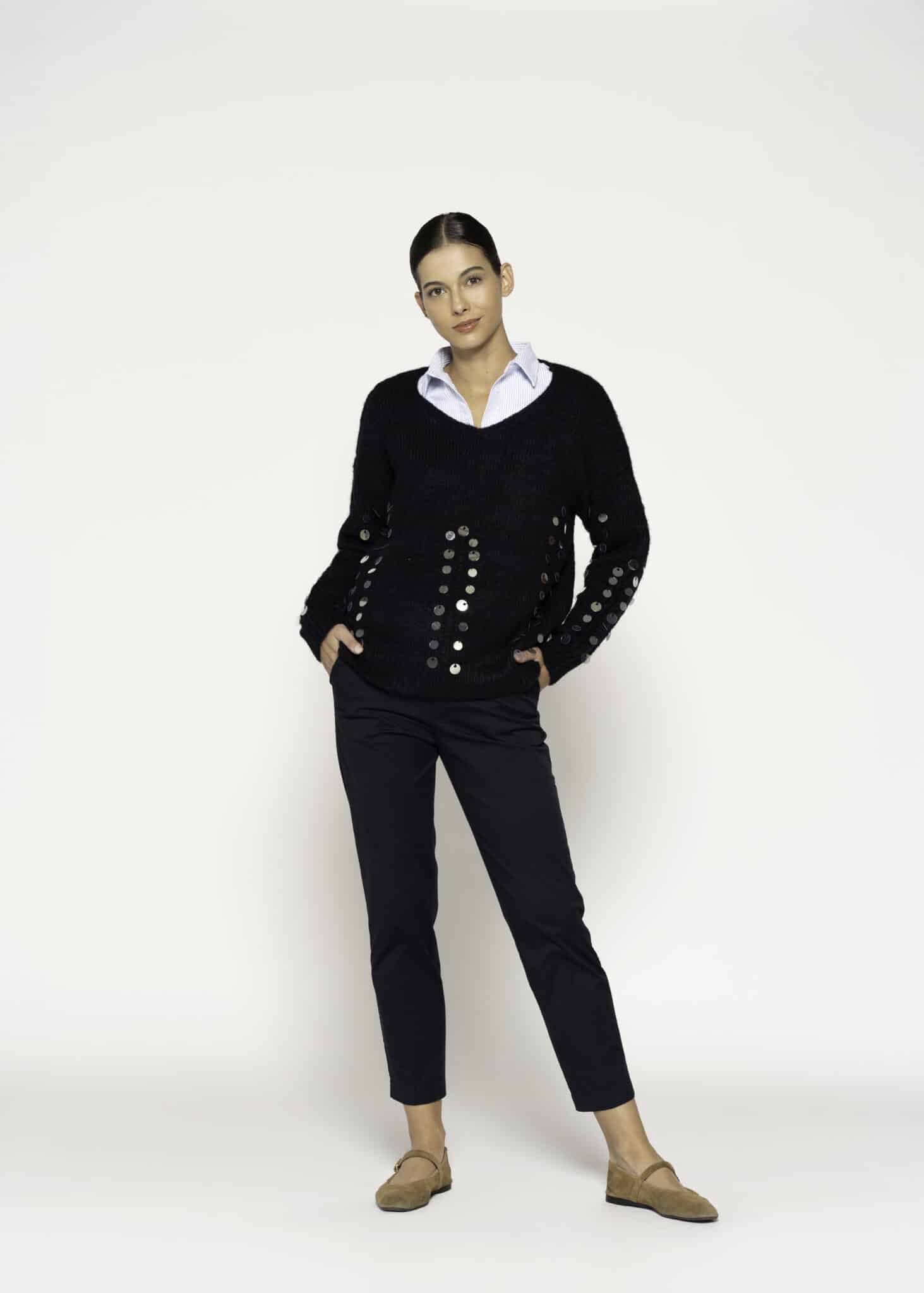 Sweater negro de tejido de punto con aplicaciones metálicas en frente y mangas, modelo Formentera.