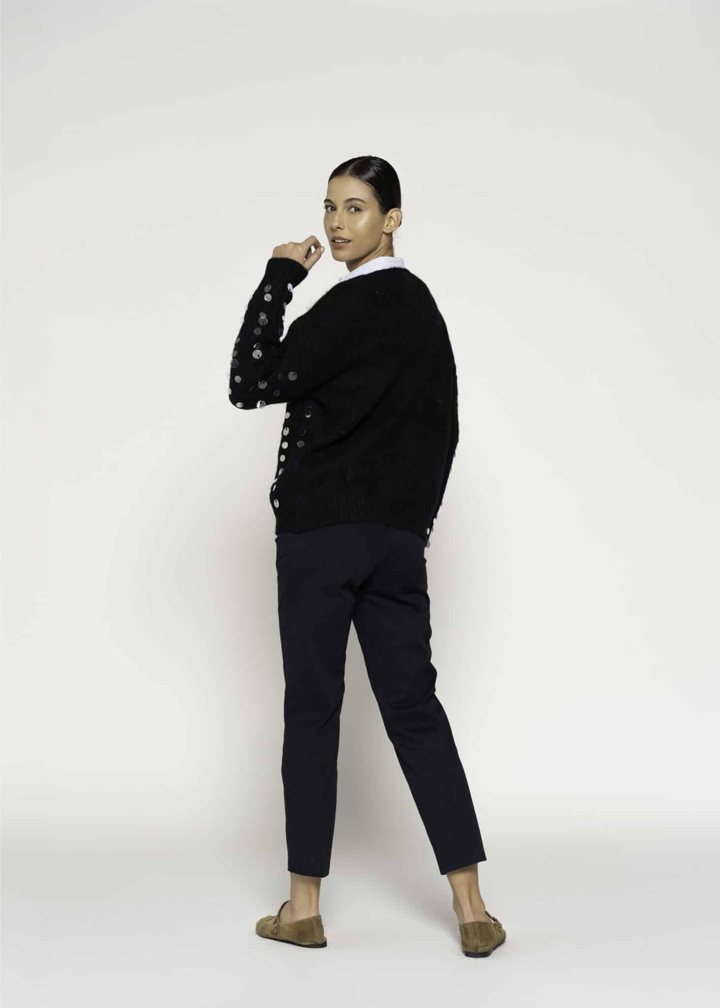 Sweater negro de tejido de punto con aplicaciones metálicas en frente y mangas, modelo Formentera.