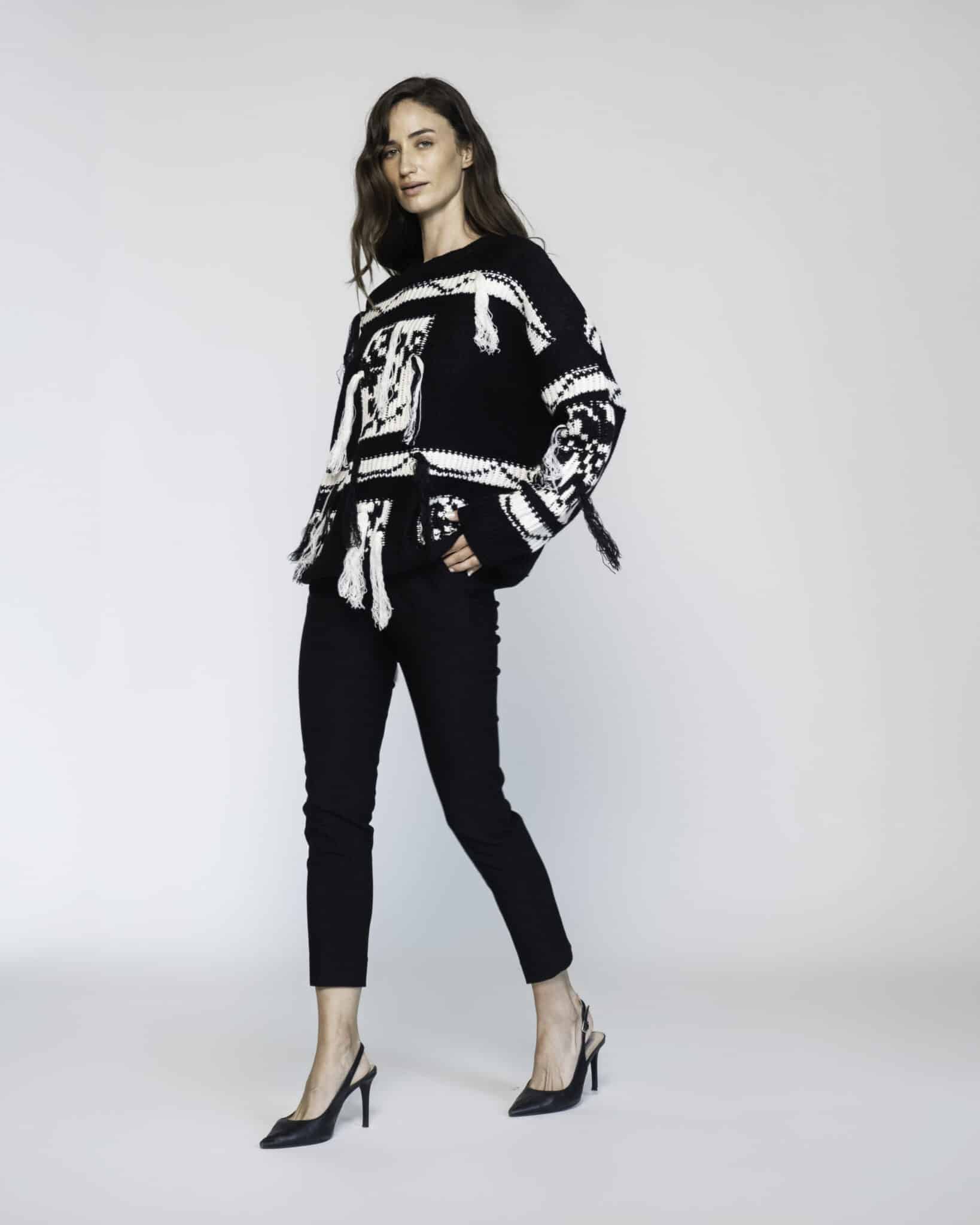 Sweater negro de punto grueso con diseño gráfico blanco en frente y mangas, modelo Formentera, vista frontal.