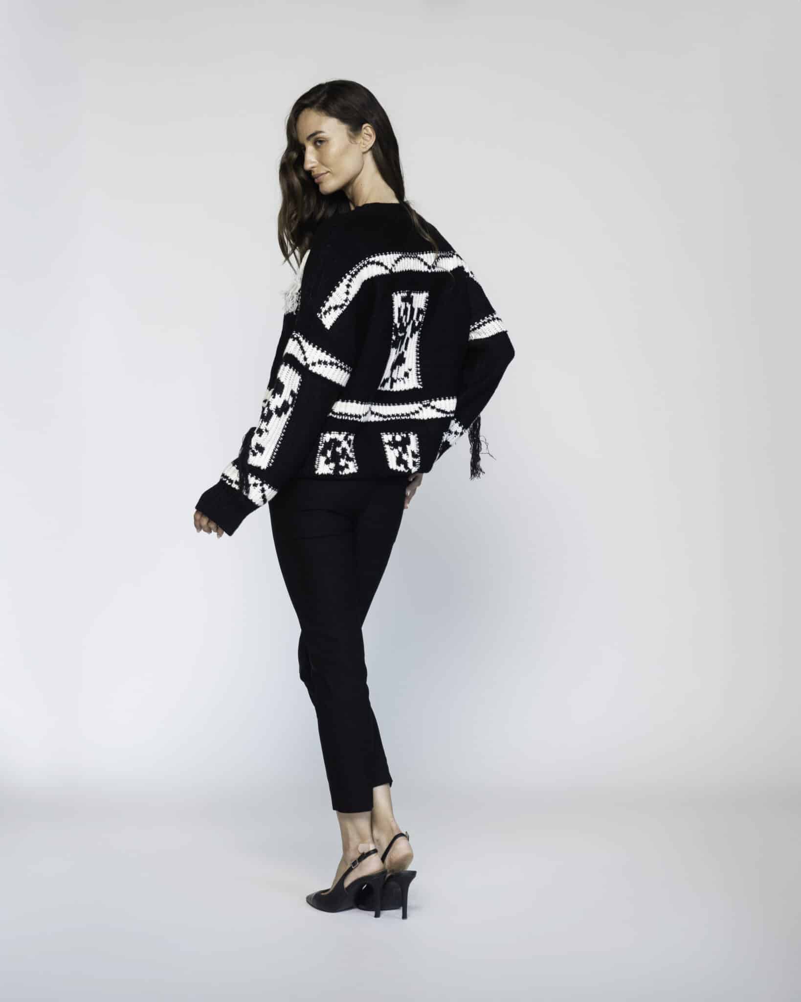 Sweater negro de punto grueso con diseño gráfico blanco en frente y mangas, modelo Formentera, vista frontal.