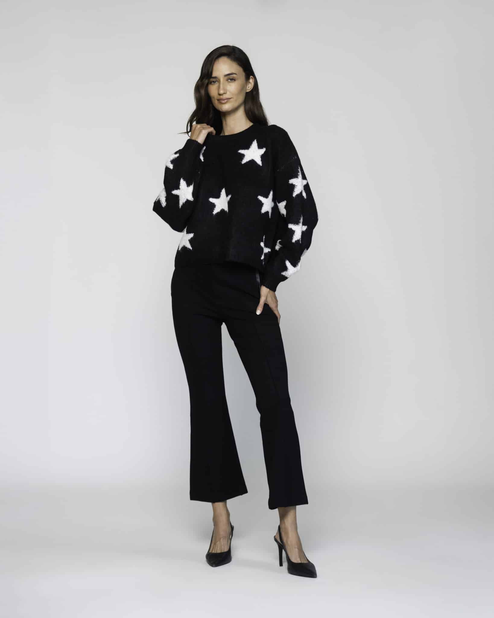 Sweater negro de tejido de punto con estrellas blancas bordadas, cuello redondo y manga larga, modelo Formentera.