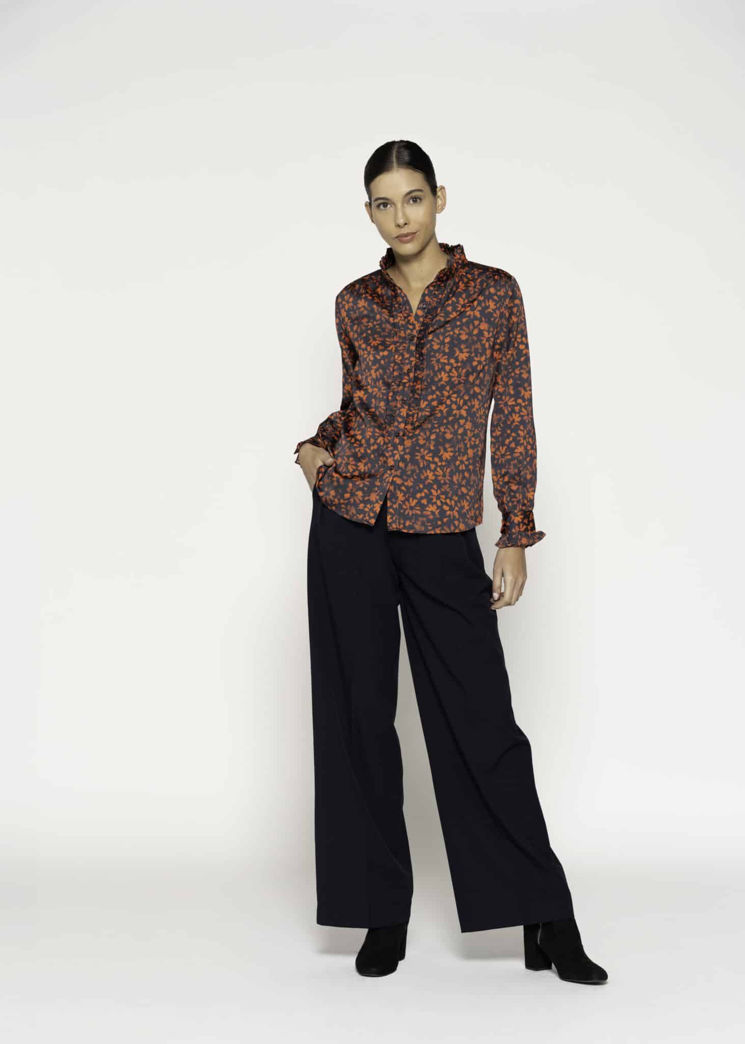 Sweater negro de punto con rosas blancas tejidas en frente y mangas, modelo Formentera.