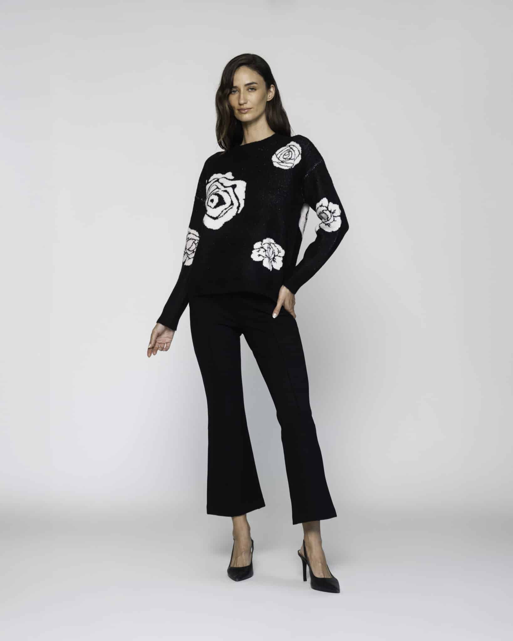 Sweater negro de punto con rosas blancas tejidas en frente y mangas, modelo Formentera.