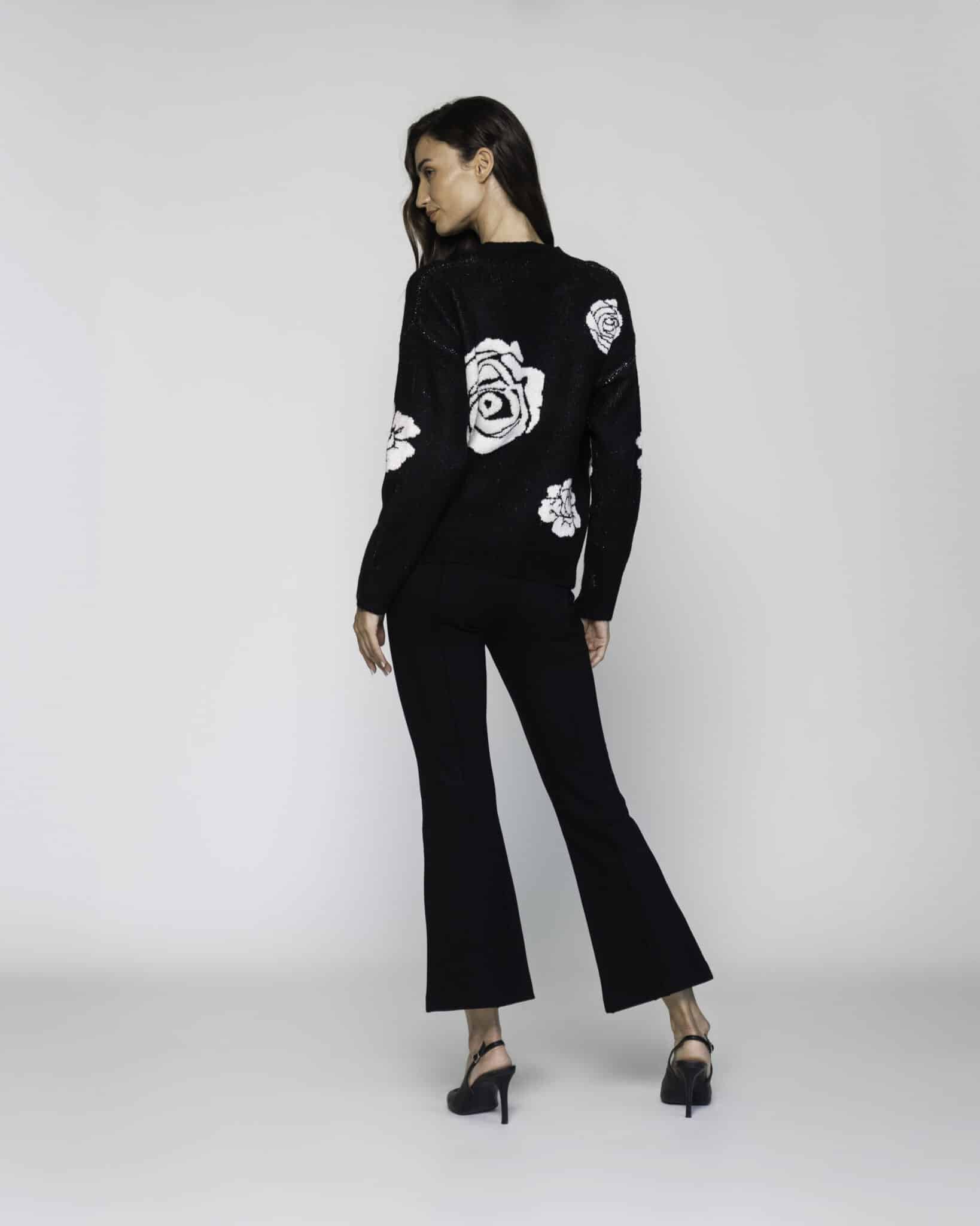 Sweater negro de punto con rosas blancas tejidas en frente y mangas, modelo Formentera.