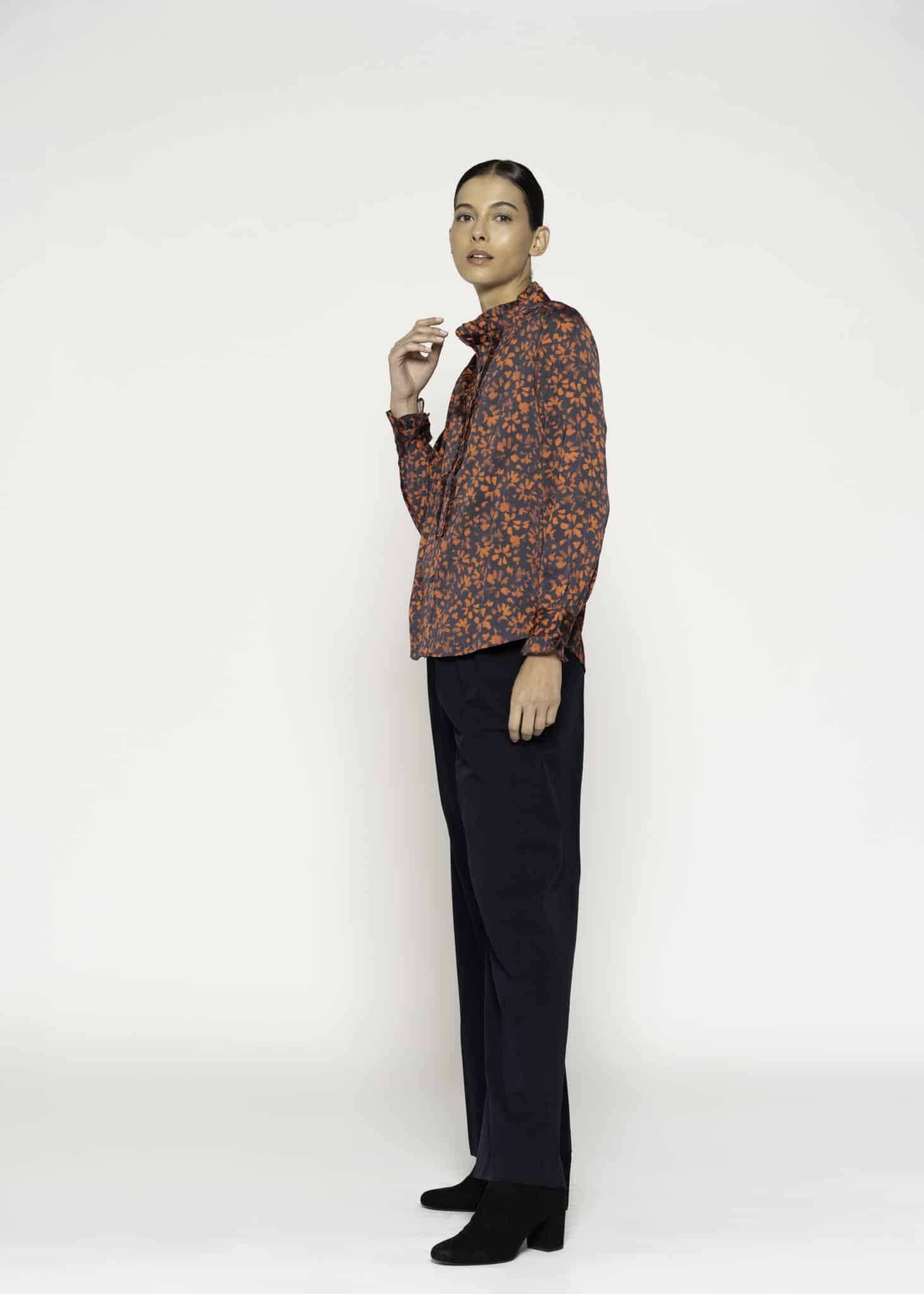Sweater negro de punto con rosas blancas tejidas en frente y mangas, modelo Formentera.