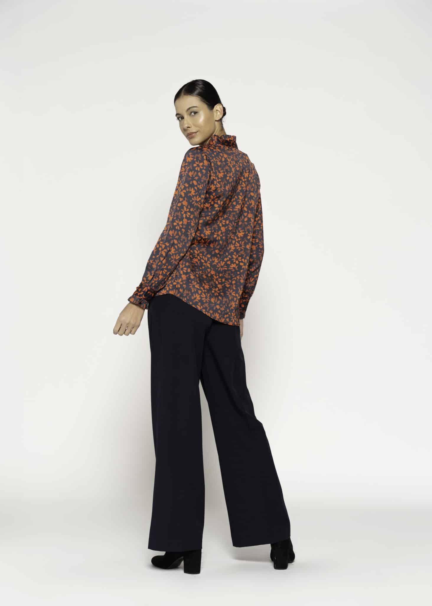Sweater negro de punto con rosas blancas tejidas en frente y mangas, modelo Formentera.