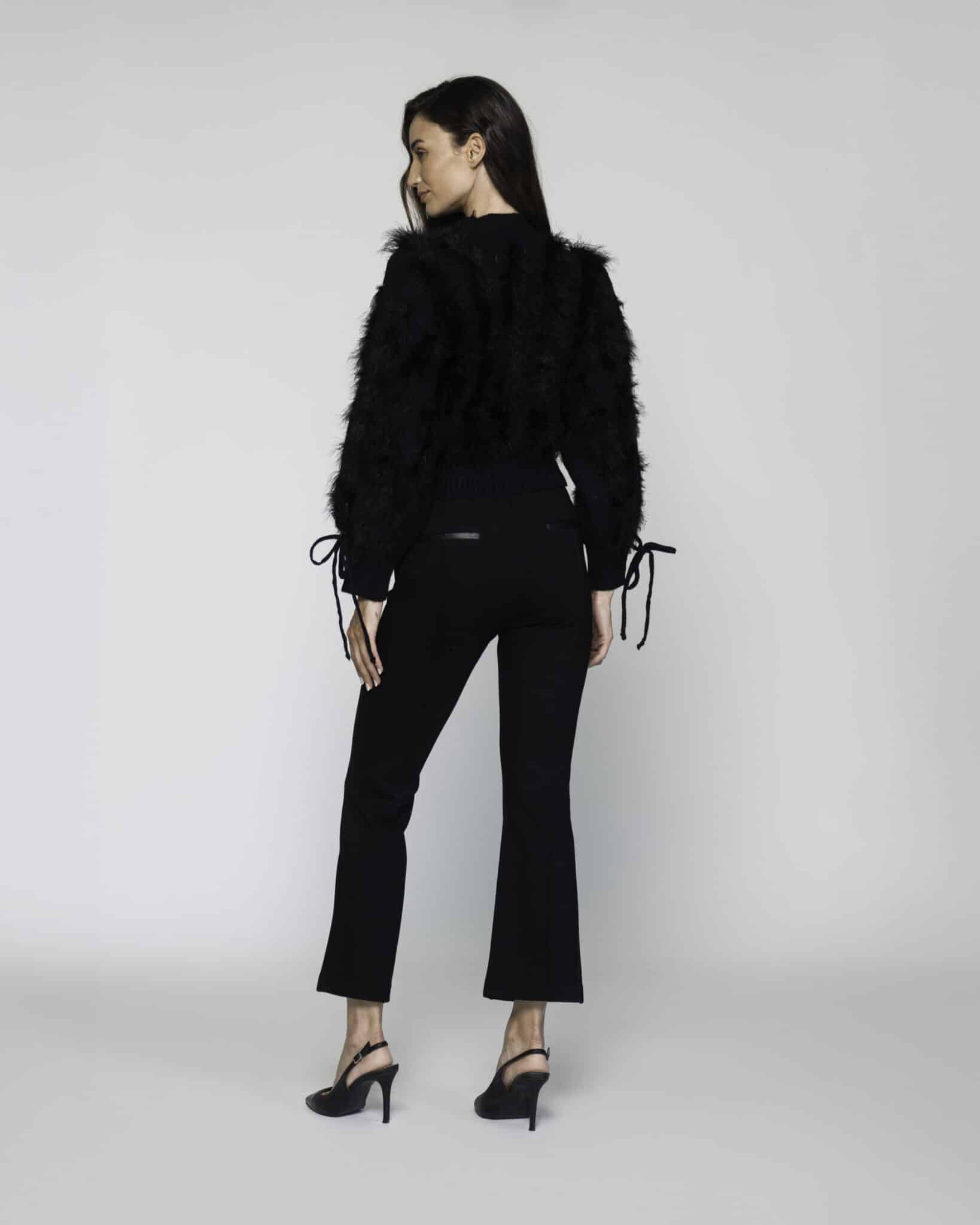 Sweater negro corto con textura peluda y lazos en mangas, modelo Formentera, frente.