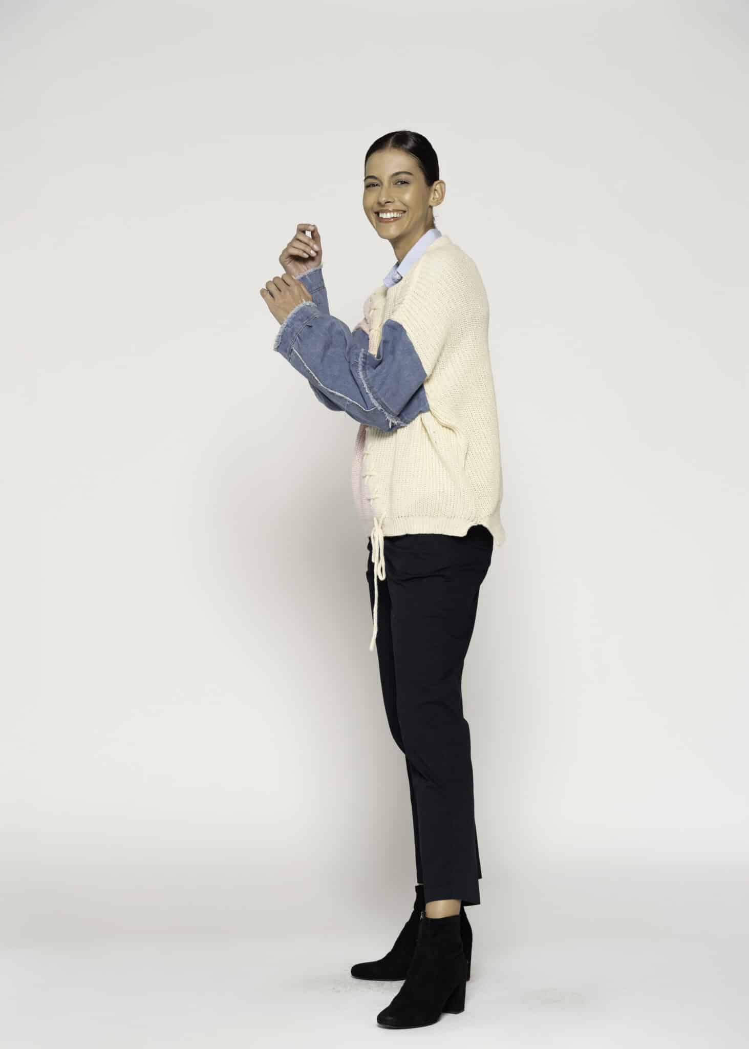Sweater tejido en bloques crema y rosa con mangas de mezclilla azul desmontables y cordón frontal, modelo Formentera.