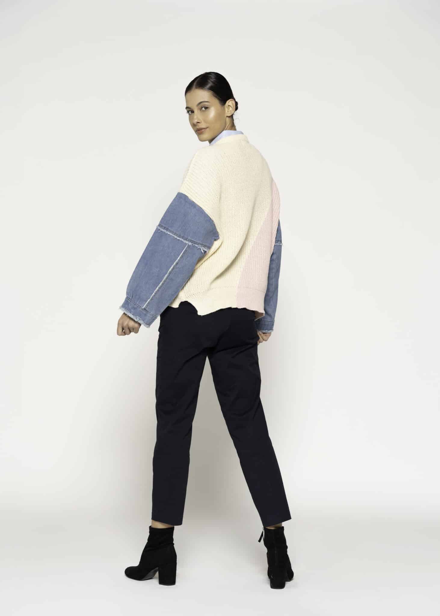 Sweater tejido en bloques crema y rosa con mangas de mezclilla azul desmontables y cordón frontal, modelo Formentera.