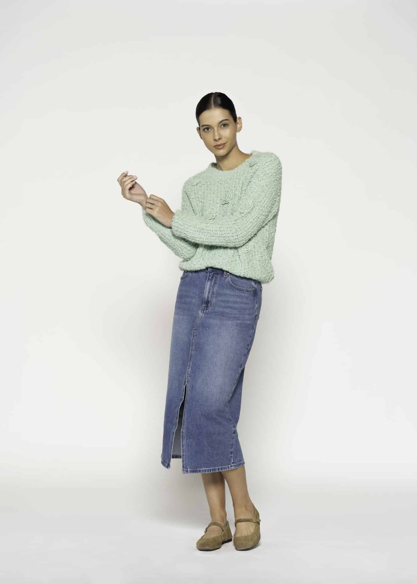 Sweater tejido verde menta con textura esponjosa, cuello redondo y manga larga, modelo Formentera.