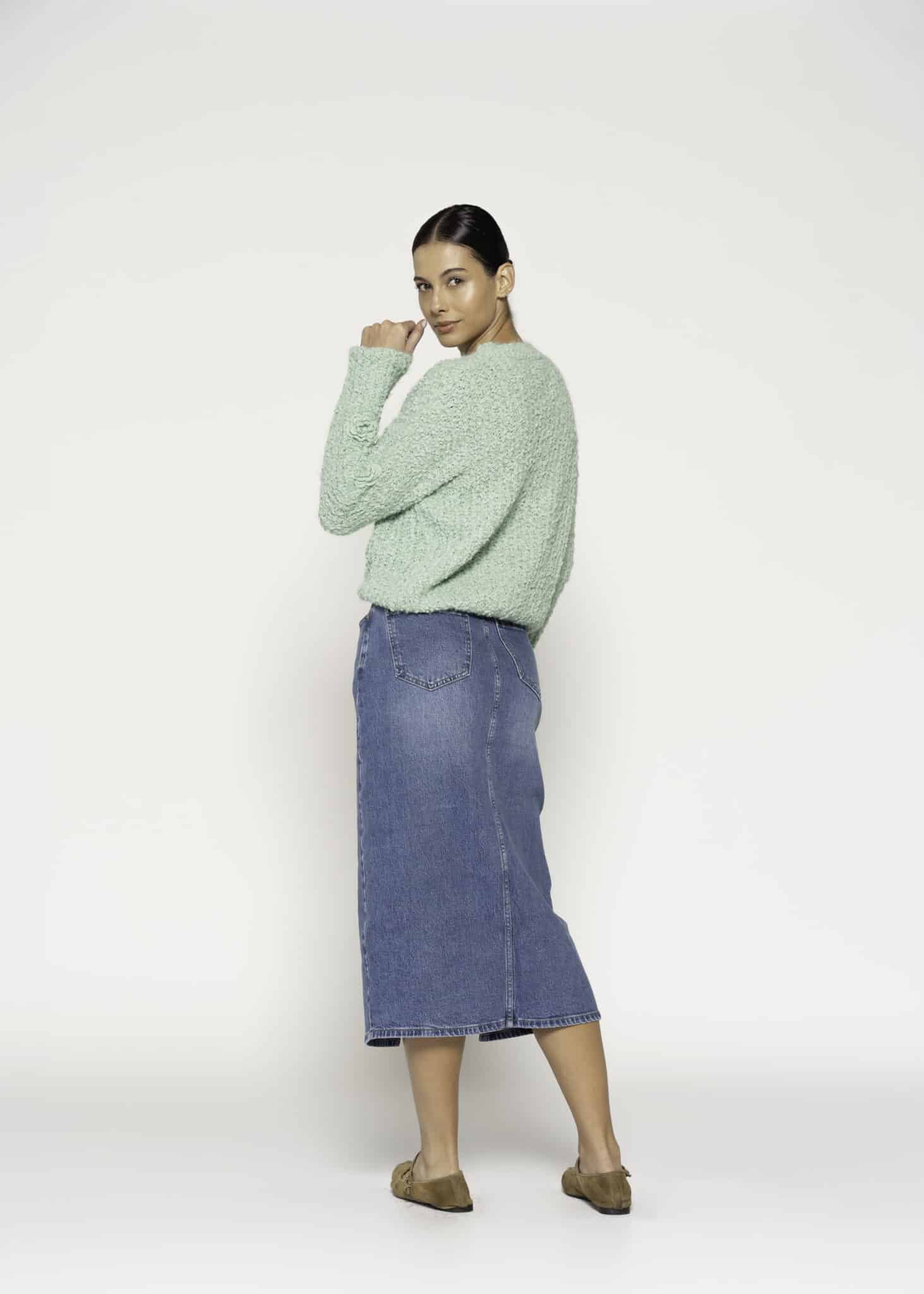 Sweater tejido verde menta con textura esponjosa, cuello redondo y manga larga, modelo Formentera.