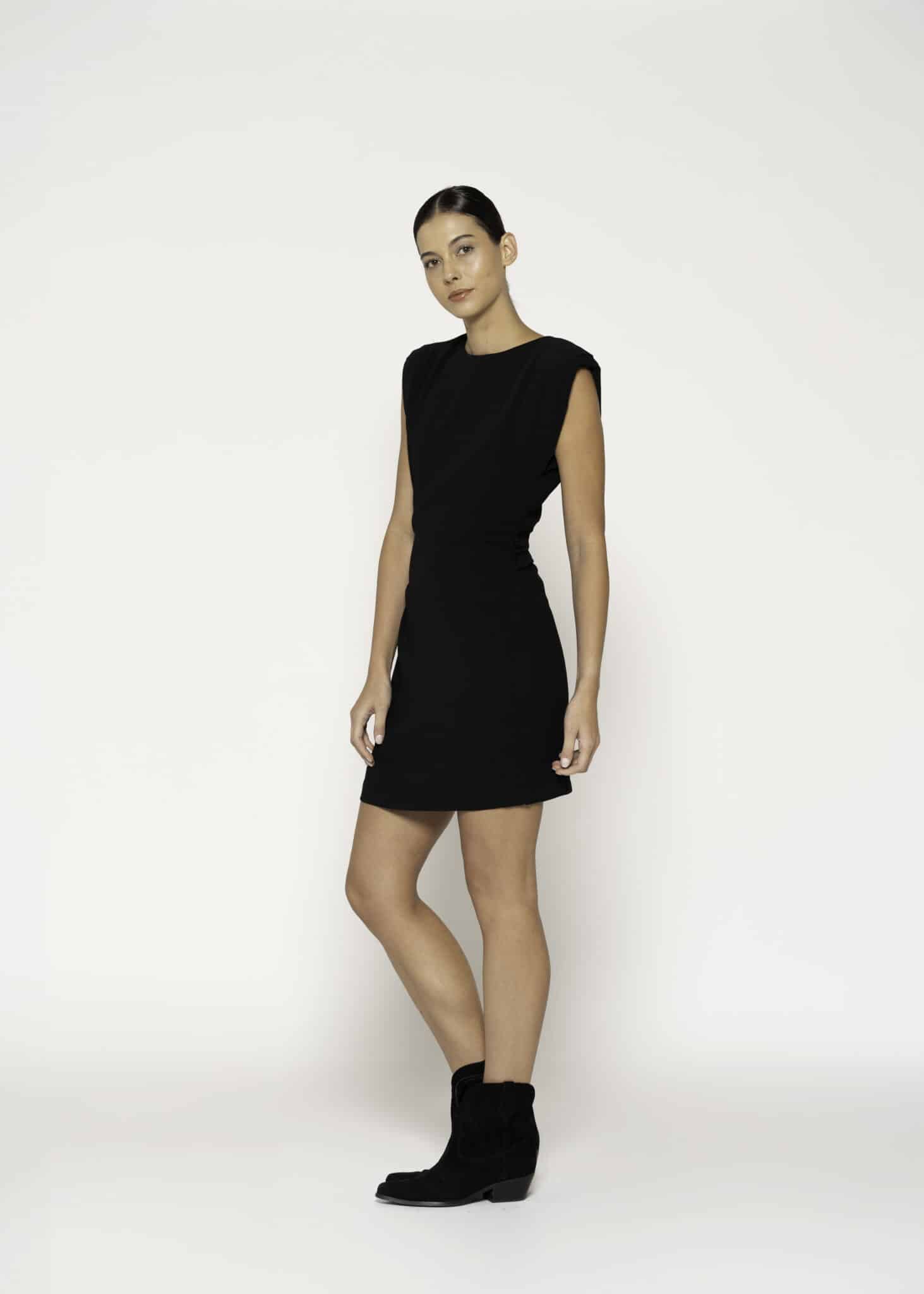 Vestido negro corto sin mangas con hombreras marcadas, modelo Formentera, frente.