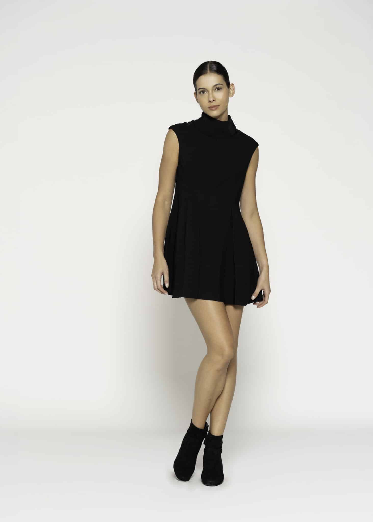 Vestido negro sin mangas con cuello alto y corte suelto, modelo Formentera, vista frontal.